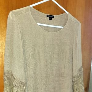 Beautiful Details in Light Gold Top Sz M